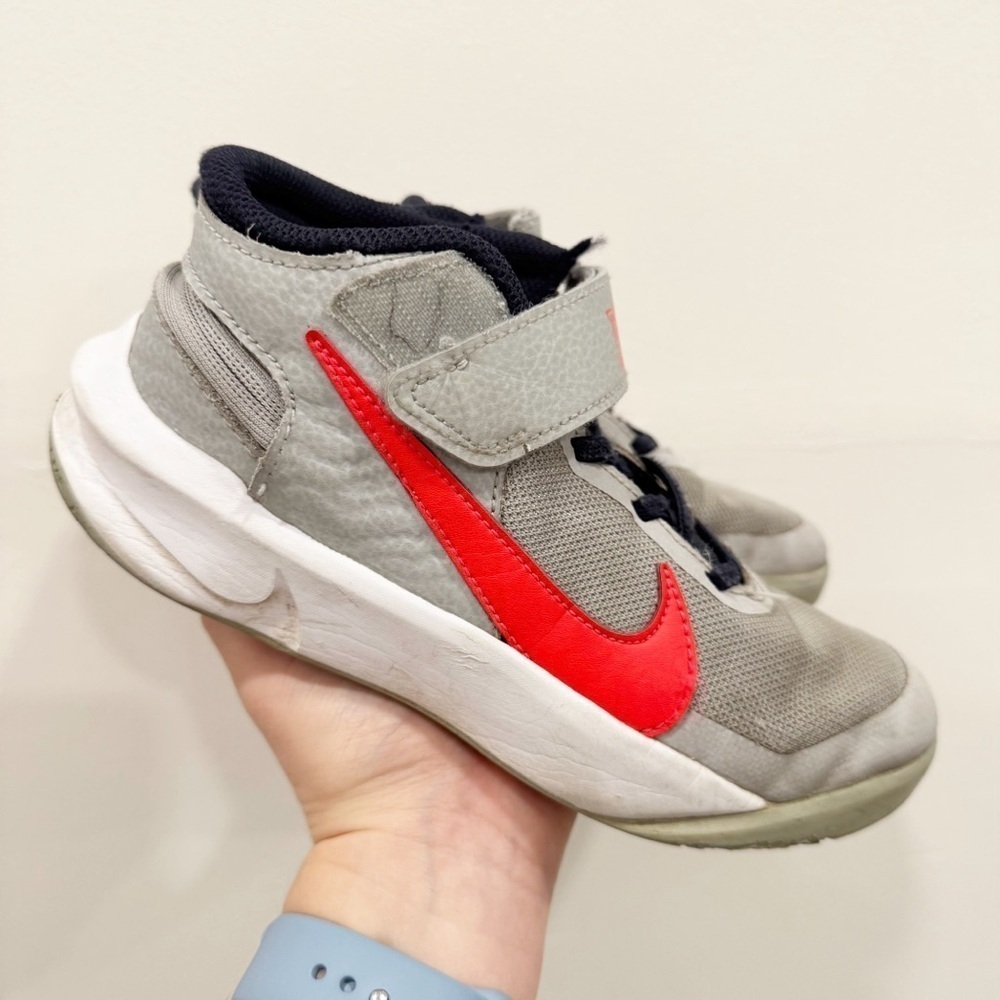 Nike Team Hustle D10 FlyEase Sneakers Basketball Shoes Grey Size 2.5y